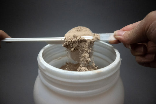 leveling protein scoop with scoopjack over protein tub